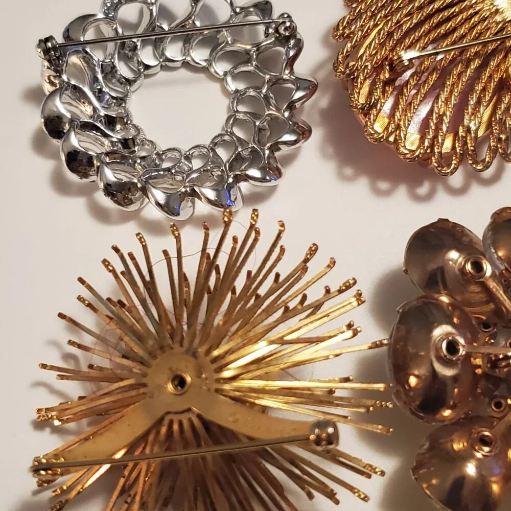6 Pins or Brooches, items # A -1210-1215.  wt. 142 grams . - Picture 8 of 14